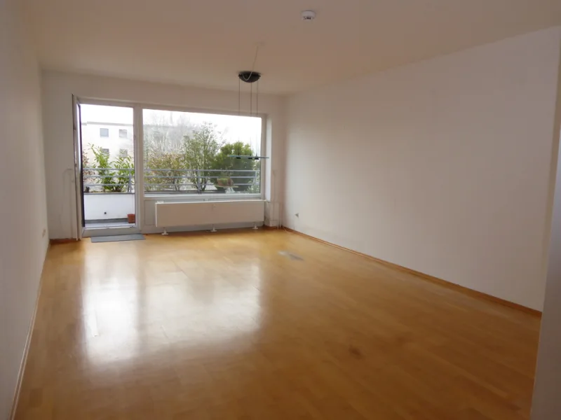 Wohnzimmer - Wohnung kaufen in Garbsen - 3 - 4 Zi-Eigentumswohnung mit TG-Stellplatz, Berenbostel/Lange Straße   Tageslicht-Duschbad, Südbalkon und Einbauküche