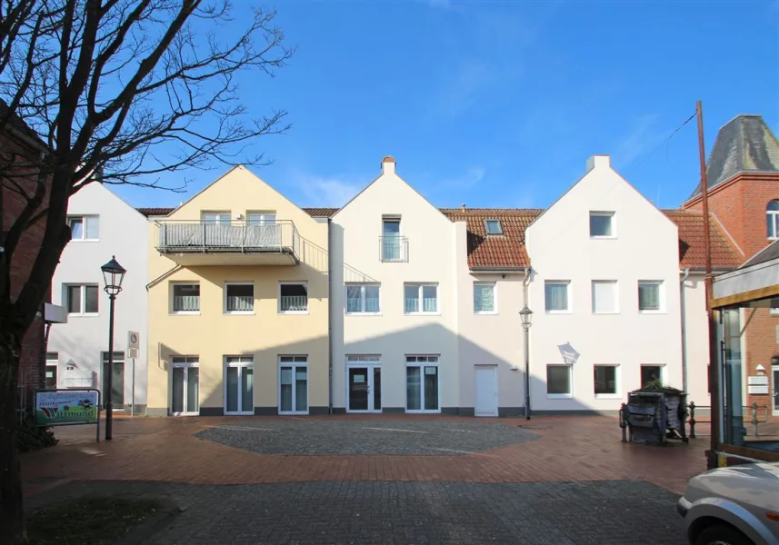 Frontansicht - Zinshaus/Renditeobjekt kaufen in Wittmund - Neuwertiges Wohn- und Geschäftshaus in der Innenstadt von Wittmund