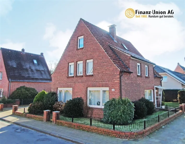 Außenansicht - Haus kaufen in Nordhorn - Geräumige Sanierungsgelegenheit in Nordhorn/Blumensiedlung: Vielseitiges Einfamilienhaus mit Potenzial!