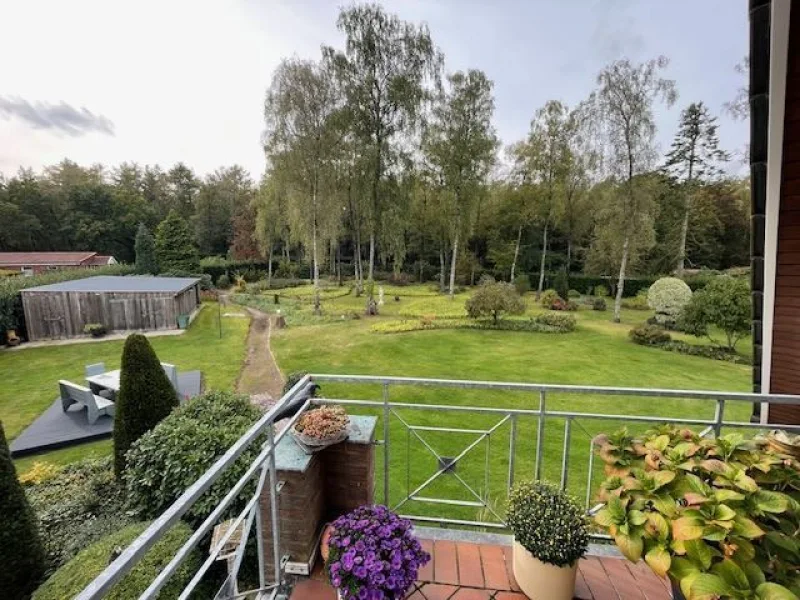 Blick vom Balkon in den Garten