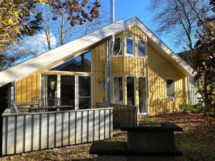 Terrasse - Haus kaufen in Mirow - modernes Ferienhaus in See- und Waldnähe-ruhige Lage-geschlossene GalerieKamin ist bereits umgebaut!