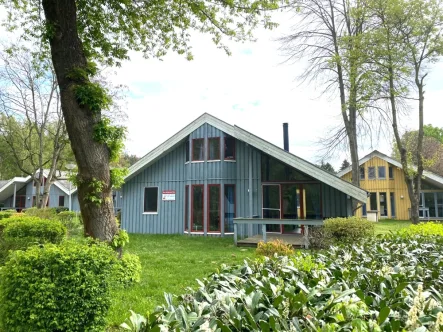 Terrasse - Haus kaufen in Mirow - Modernisiertes Ferienhaus -alleinstehend- in schönster Lage mit direktem Blick auf den Granzower See