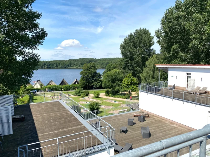 aus dem Schlafzimmer - Wohnung kaufen in Mirow - wunderschönes großzügiges Appartement im 2. OG über 2 Etagen-2 Terrassen-direkter Blick auf den See!