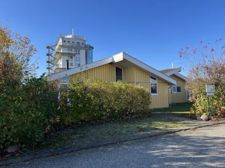 Vorderansicht - Haus kaufen in Rechlin - Sehr gepflegtes und modernisiertes FH Typ Seeschwalbe mit großem Grundstück im Ferienpark Müritz!