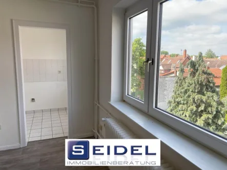Wohnzimmer mit Blick in die Küche - Wohnung mieten in Wolfenbüttel - Sonnige 1-Zi-Wohnung mit separater Küche in der Innenstadt!