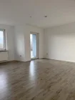 Wohnzimmer mit Zugang zum Balkon