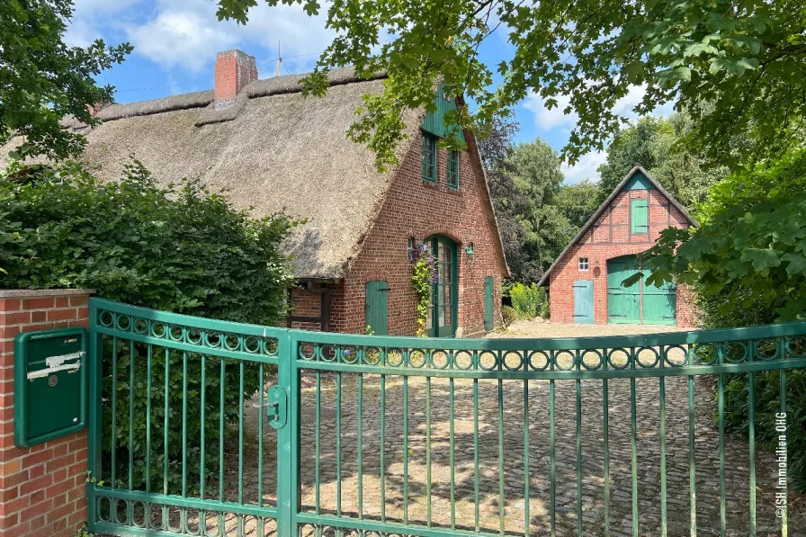 Hofauffahrt - Haus kaufen in Wingst - Wingst - ruhig gelegenes Reetdachanwesen mit unverbaubarem Blick in die Natur