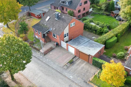 Straßenansicht - Haus kaufen in Stade - Stade - Ideale Lage; Großzügige Immobilie; Perfekte Grundstücksgröße !