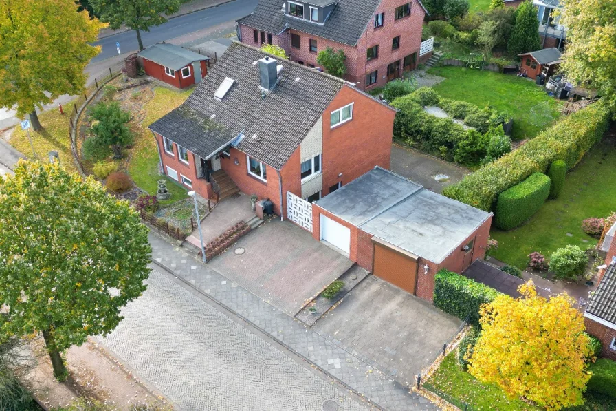 Straßenansicht - Haus kaufen in Stade - Stade - Ideale Lage; Großzügige Immobilie; Perfekte Grundstücksgröße !