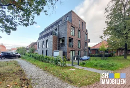 Außenansicht - Wohnung mieten in Stade - Schöne 2,5 -Zimmer-Wohnung mit überdachter Loggia und Blick in den Bürgerpark