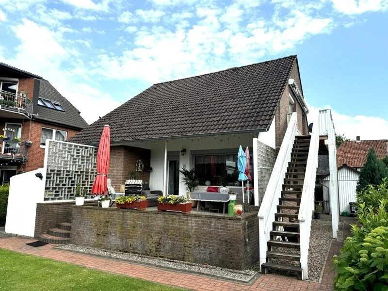 Bild 1 - Haus kaufen in Barsinghausen - Großzügiges Einfamilien- oder Mehrgenartionenhaus mit überdachter Terrasse, Balkon, Garage und Carport.