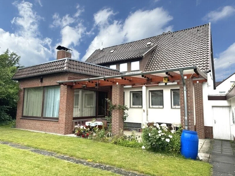 Bild 1 - Haus kaufen in Wennigsen - 2-FAMILIENHAUS mit Anbau, Dachterrasse, großer überdachter Terrasse und Garage