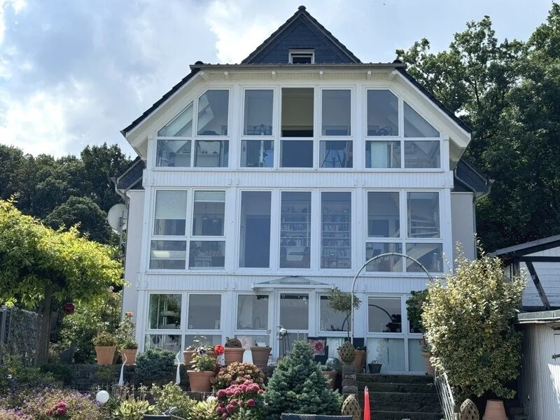 Bild 1 - Haus kaufen in Barsinghausen - Modernisiertes 1-Familienhaus in Top Lage am Wald mit Fernblick, mit dreigeschossigem Wintergarten, Mikro-KWK uvm.