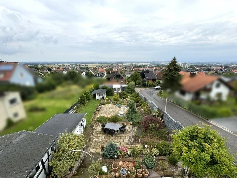 Blick über den Garten mit Fernsicht