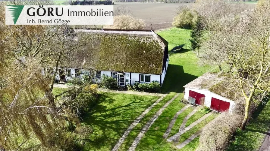 Luftaufnahme - Haus kaufen in Gingst - Reetgedecktes Holsteinhaus mit viel Platz auf Rügen !