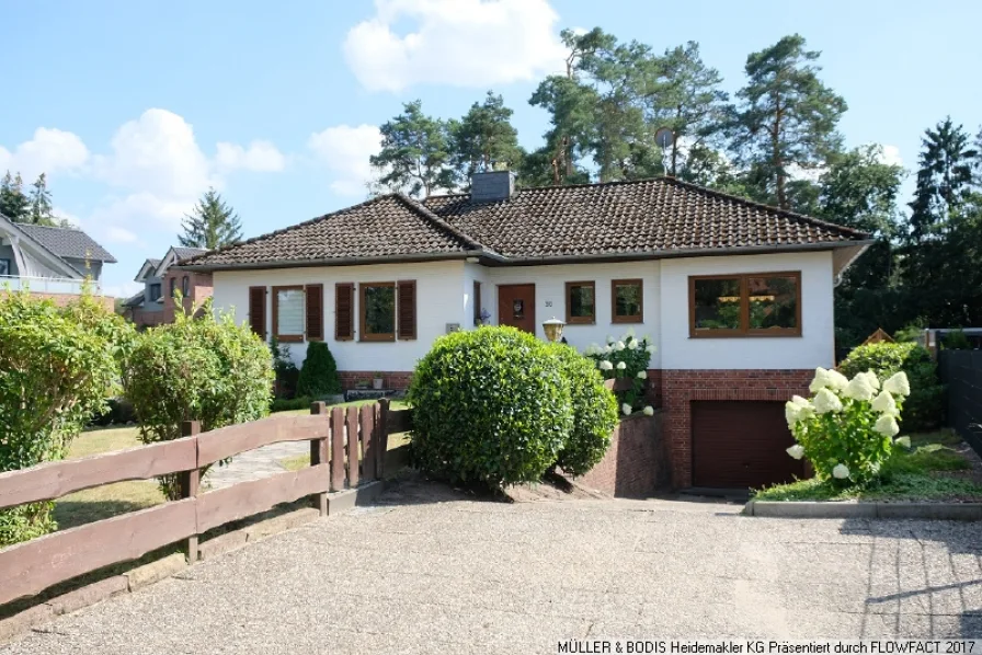 Strassenansicht - Haus kaufen in Hanstedt - Vermietetes Wohnhaus mit kleiner Einliegerwohnung