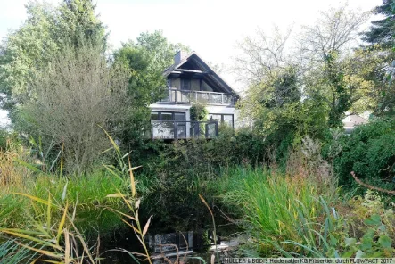 Gartenansicht über Teich - Haus kaufen in Toppenstedt - Modernes Wohnhaus am Landschaftsschutzgebiet!