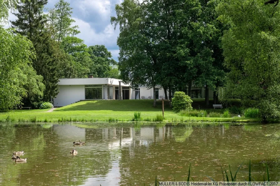 Blick auf das Haus - Haus kaufen in Breloh - Understatement - außergewöhnlicher Landsitz mit Schwimmhalle