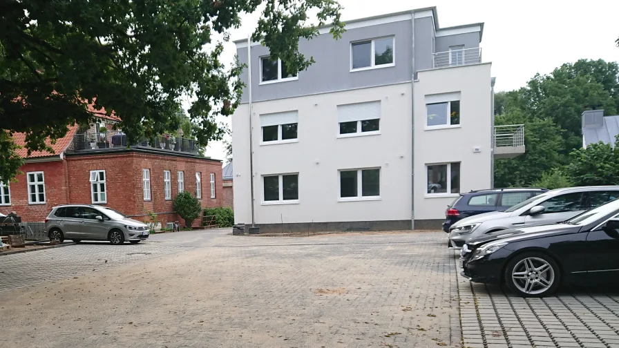 Hausansicht mit Parkplatz - Büro/Praxis mieten in Trittau - Modernes 3-Raumbüro in 22946 Trittau