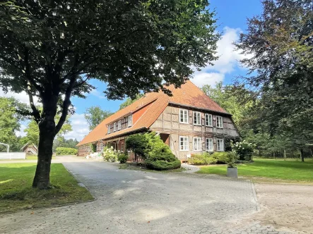 Romantische Einfahrt - Haus kaufen in Undeloh - Romantisches Fachwerk-Anwesen