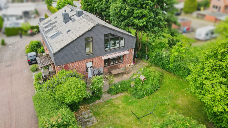 Außenaufnahme  - Haus kaufen in Stelle - Zweifamilienhaus im Zentrum von Stelle