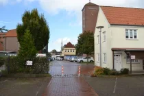 Blick vom Parkplatz Richtung Markt