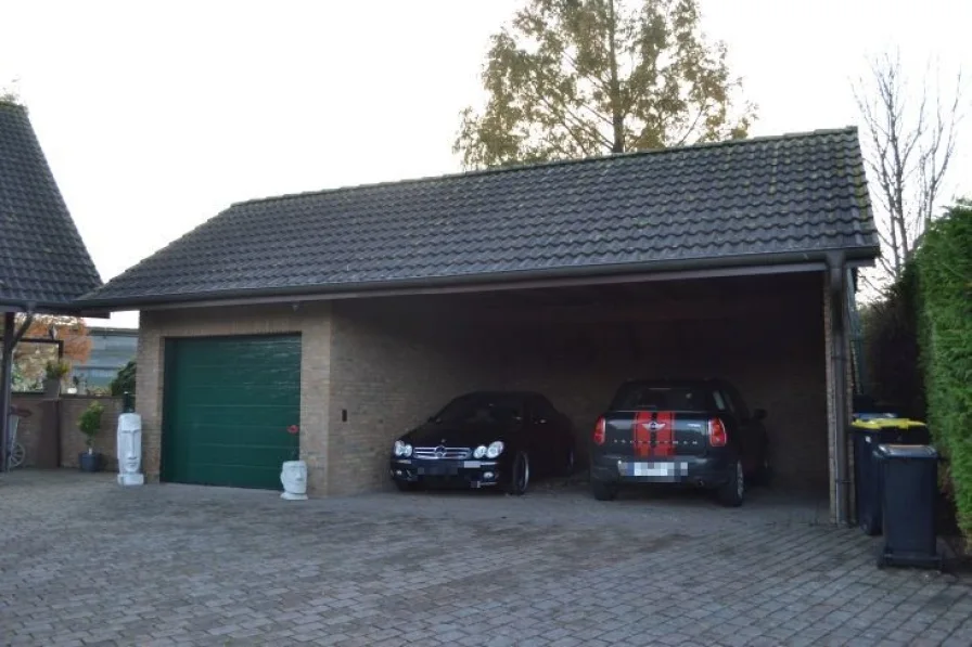 Garage mit Doppelcarport