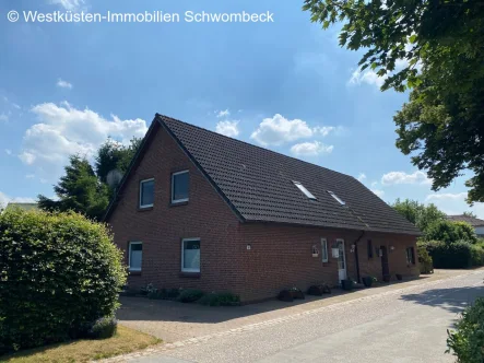 Außenansicht - Haus kaufen in Dellstedt -   Ferienhaus mit 2 Wohneinheiten in ruhiger Ortslage in Eidernähe!