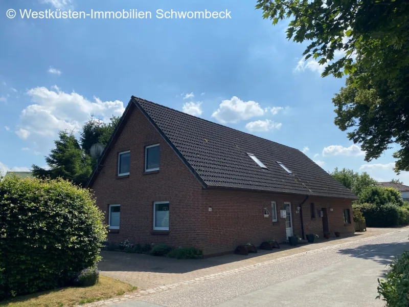 Außenansicht - Haus kaufen in Dellstedt -   Ferienhaus mit 2 Wohneinheiten in ruhiger Ortslage in Eidernähe!