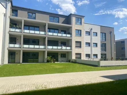 Wohnung unten Mitte - Wohnung kaufen in Henstedt-Ulzburg - Neubau mit Fernwärme: 3,5 Zi.- mit Terrasse / Balkon - Aufzug-Gäste-WC-Tiefgarage