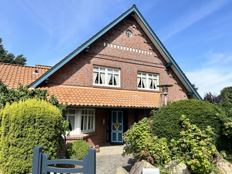 Hausansicht - Haus kaufen in Hollenstedt - EINFAMILIENHAUS IN BESTER LAGE MIT TRAUMHAFTEM BLICK ÜBER DAS ESTETAL