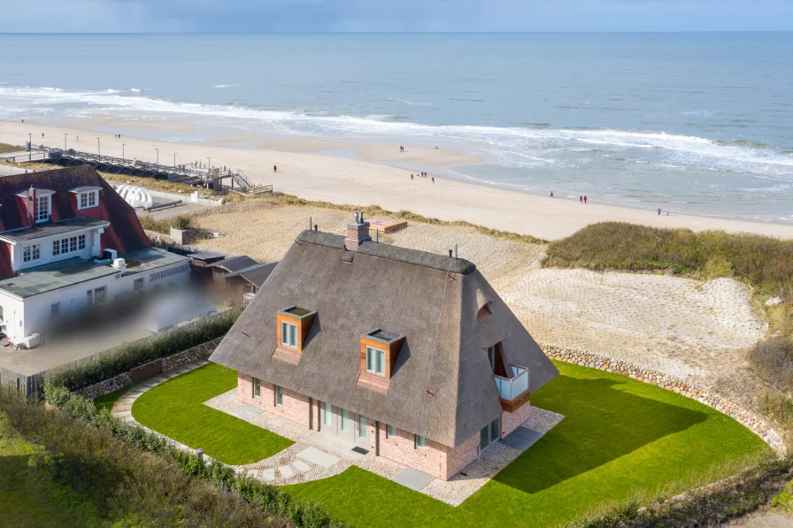  - Haus kaufen in Wenningstedt-Braderup (Sylt) - Neubau - Einzelhaus unter Reet direkt hinter dem Kliff mit Meerblick