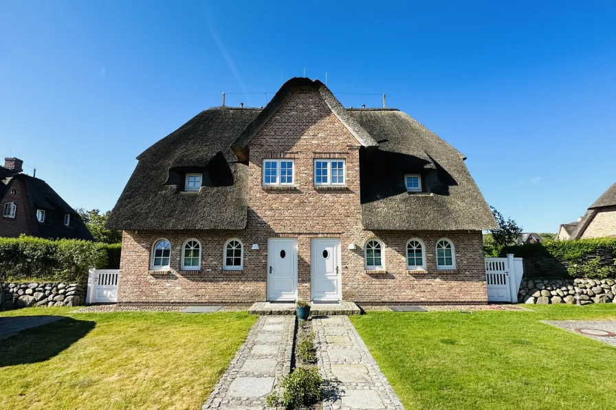  - Haus kaufen in Wenningstedt - Haushälfte unter Reet in schöner Lage