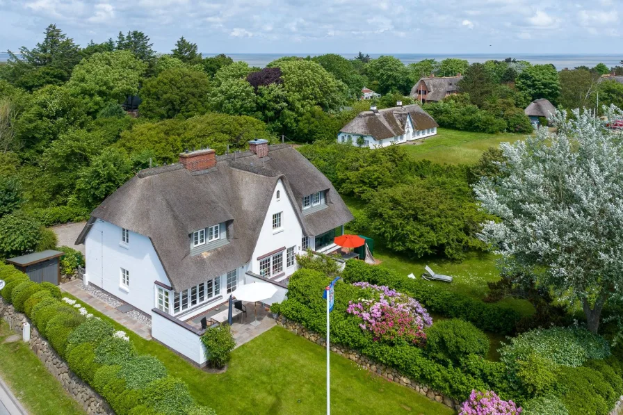  - Haus kaufen in Wenningstedt / Braderup - Charmantes reetgedecktes Mittelhausteil unweit der Braderuper Heide