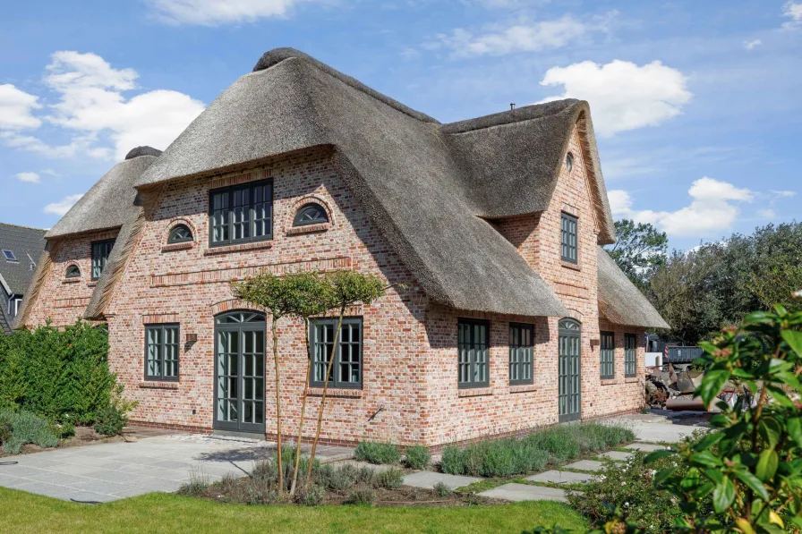  - Haus kaufen in Wenningstedt (Sylt) - Großzügiges Neubau-Doppelhaus unter Reet in toller Lage von Wenningstedt