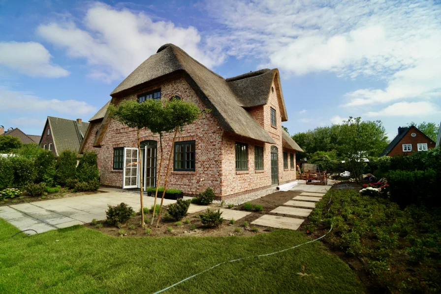  - Haus kaufen in Wenningstedt (Sylt) - Großzügiges Neubau-Doppelhaus unter Reet in toller Lage von Wenningstedt