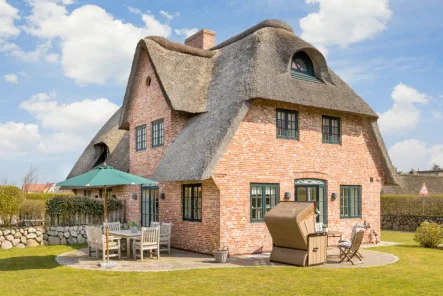 1 - Haus kaufen in Wenningstedt - Reethaushälfte in begehrter Lage zwischen Strand und Dorfteich