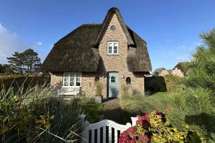  - Haus kaufen in Wenningstedt - Kleines Schmuckstück unter Reet mit Einzelhaus-Charakter