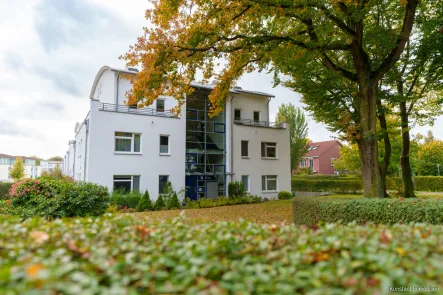 Außenansicht Eingang - Wohnung kaufen in Wentorf bei Hamburg - Helle 3-Zimmer-Wohnung im 1 OG in ruhiger Lage von Wentorf – Großer West-Balkon!