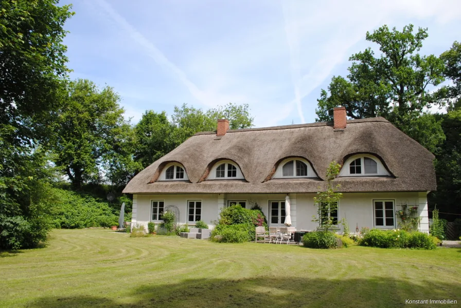 Hausansicht - Haus mieten in Reinbek - Traumhafte Doppelhaushälfte auf herrschaftlichem Landgut