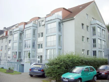 Außenansicht - Wohnung mieten in Hamburg Lurup / Lurup - Gepflegte 1-Zimmer-Dachgeschosswohnung mit Balkon, Einbauküche und Tiefgaragenstellplatz