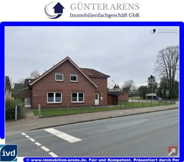 Titelbild - Haus kaufen in Westerstede - Mehrfamilienhaus mit 4 Wohnungen und 2 Garagen im Zentrum von Westerstede