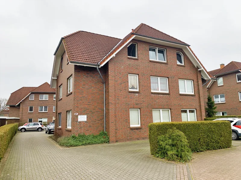Außenansicht - Wohnung kaufen in Westerstede - Vermietete Erdgeschosswohnung im idyllischen Wohngebiet! 