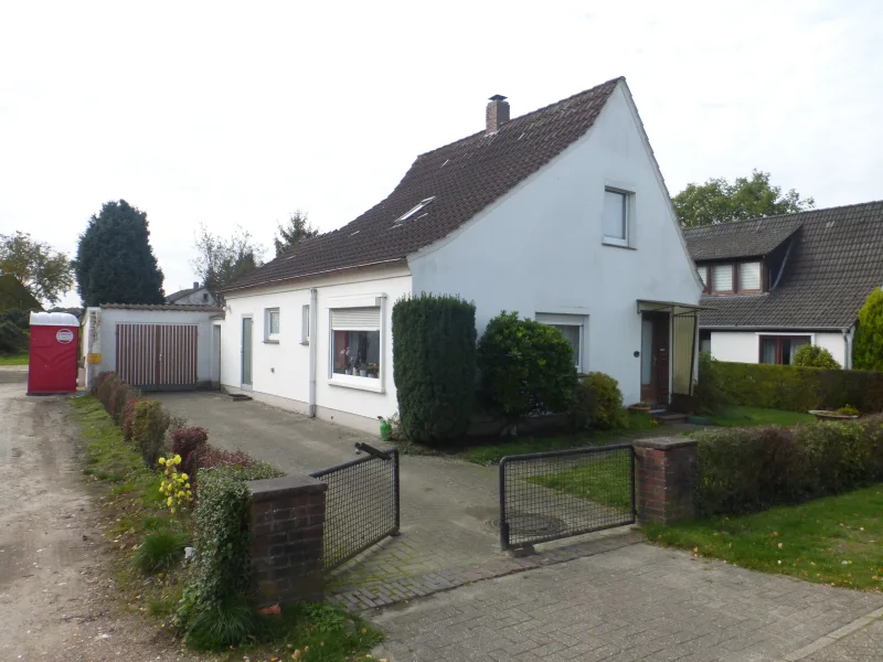 Kleines Wohnhaus - Grundstück kaufen in Oldenburg - Baugrundstück mit Altbestand