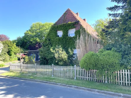 Vorderansicht - Haus kaufen in Westerstede - Sie haben die Wahl: Kernsanierung oder Neubau!