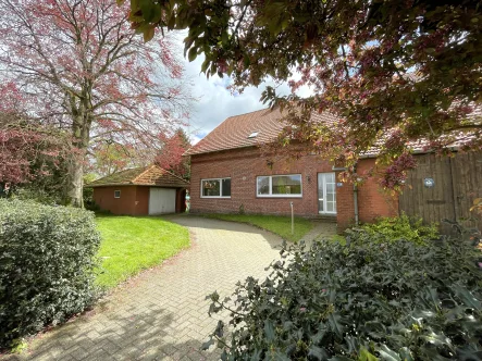 Auffahrt Haus - Haus kaufen in Apen - Charmantes Bauernhaus auf großem, landwirtschaftlichem Grundstück.