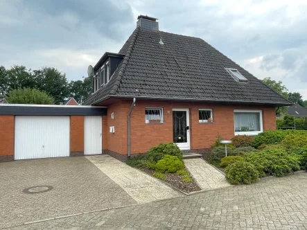 Vorderansicht  - Haus kaufen in Wiefelstede - Geräumiges Einfamilienhaus auf großem Grundstück in Sackgassenlage! 