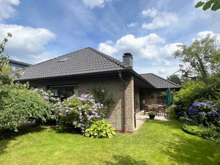 Außenansicht - Haus kaufen in Westerstede - Bungalow-Oase mit idyllischem Garten in schöner Wohngegend! 