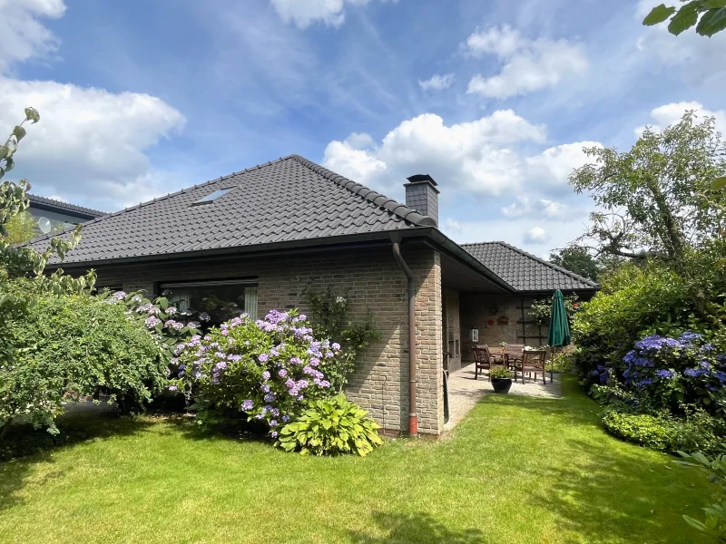 Außenansicht - Haus kaufen in Westerstede - Bungalow-Oase mit idyllischem Garten in schöner Wohngegend! 