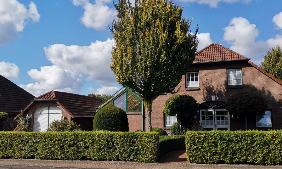 Vorderansicht - Haus kaufen in Westerstede - Großzügiges Wohnhaus in beliebter Stadtrandlage!